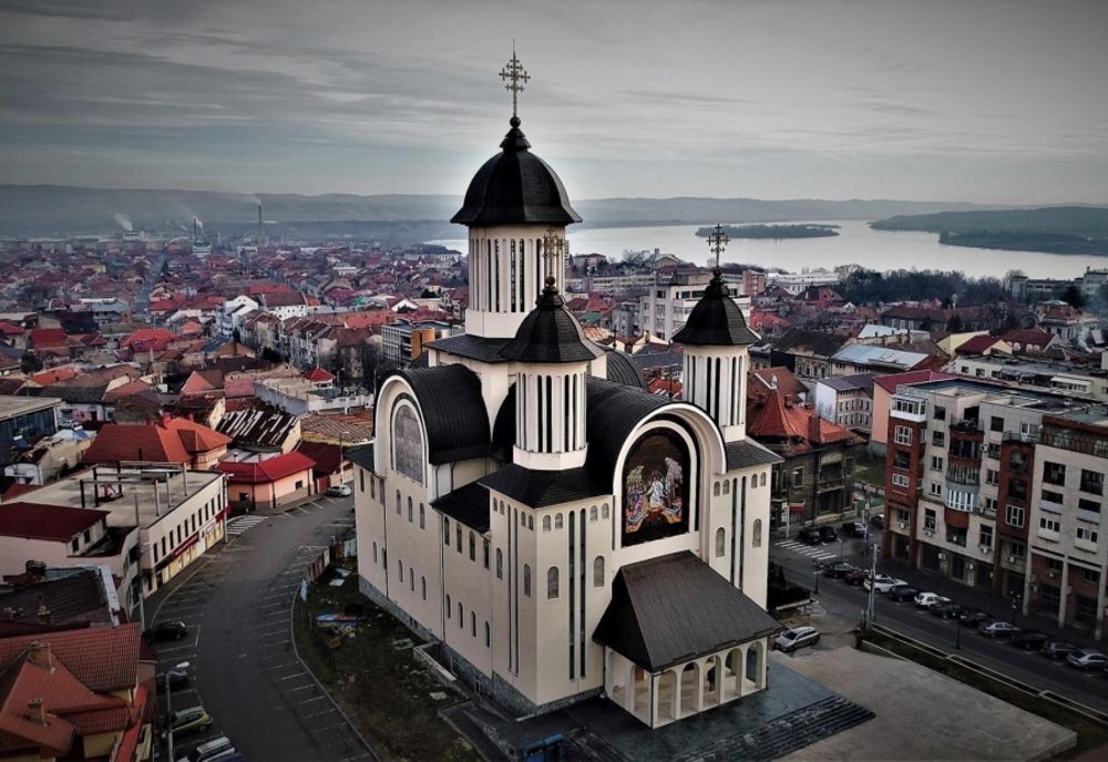 Slujba de duminică are loc pe esplanada Catedralei Episcopale