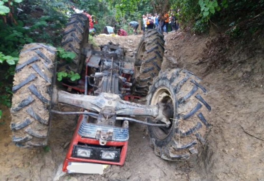 Un bărbat a murit strivit de tractor în Mehedinți