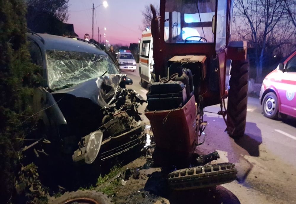 O mașină s-a ciocnit de un tractor pe un drum județean din Mehedinți 