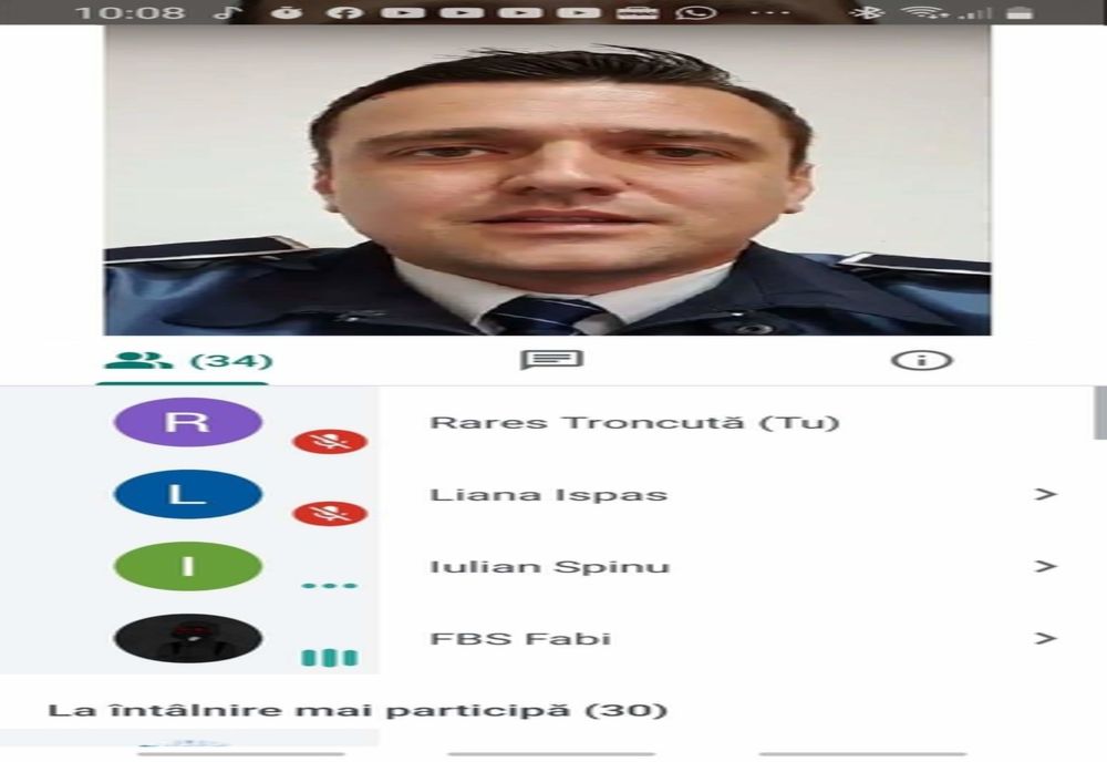 Polițiștii în dialog online cu elevii de la o școală generală 