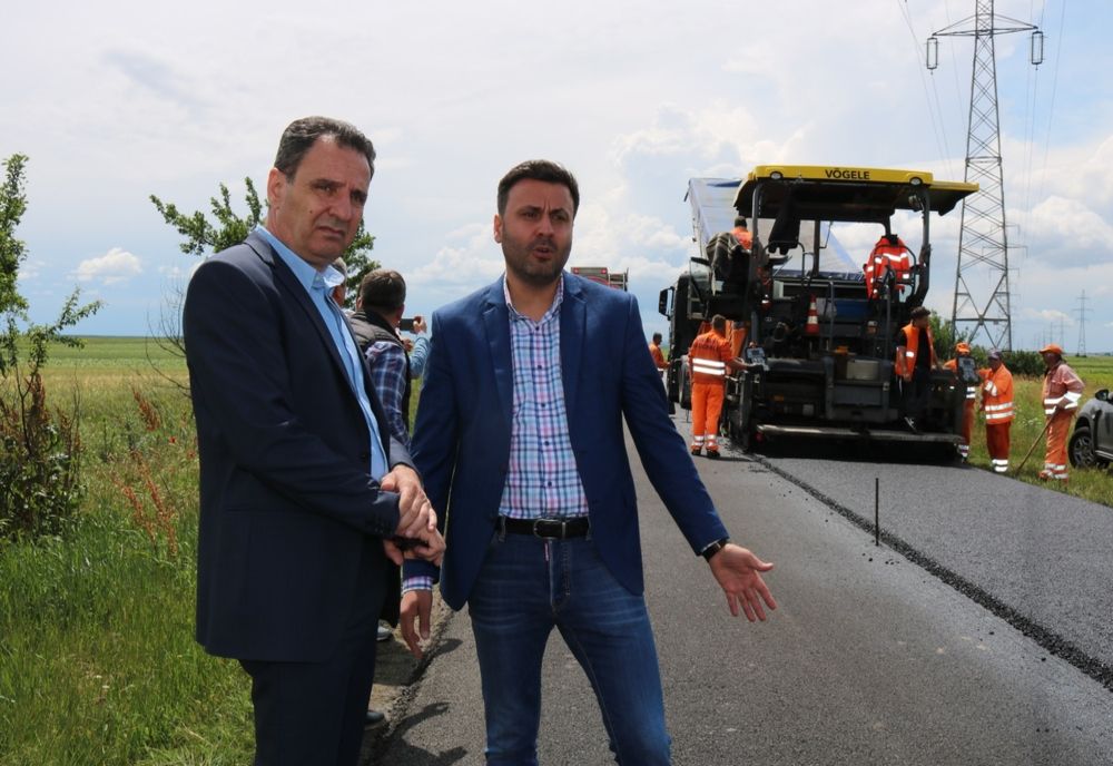 DRDP Craiova toarnă asfalt pe DN 56C, la Salcia