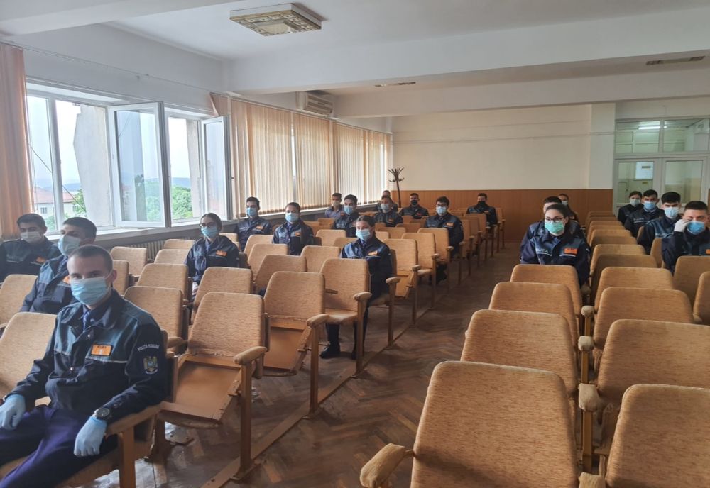 Elevi ai școlilor de agenți de poliție, în stagiu de pregătire  la IPJ Mehedinți