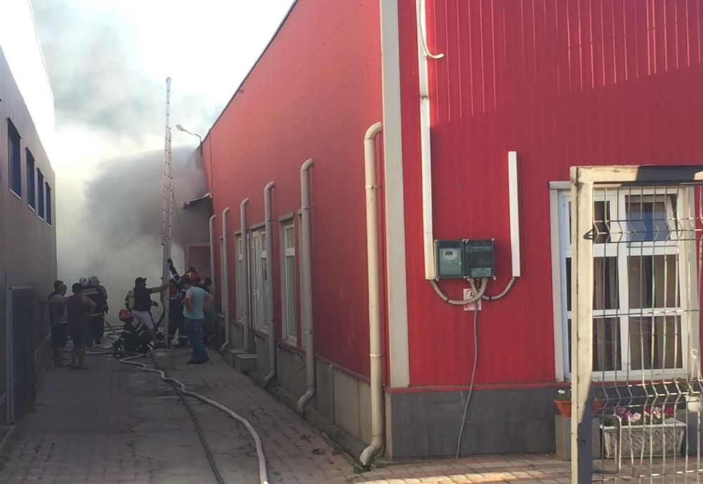 VIDEO Incendiu puternic la un service auto din Turnu Severin 