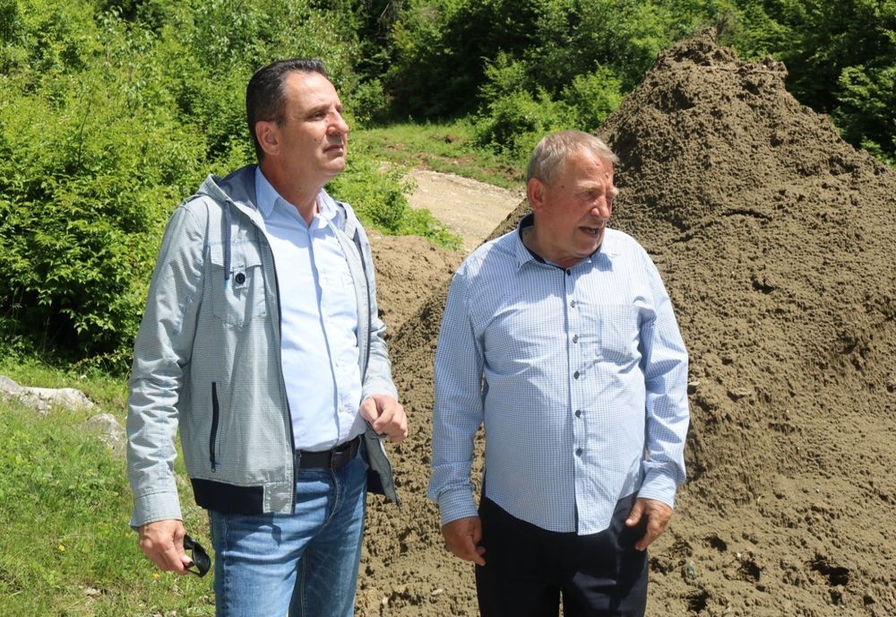 Se reabilitează drumul care duce spre Pădurea de Liliac din Ponoarele