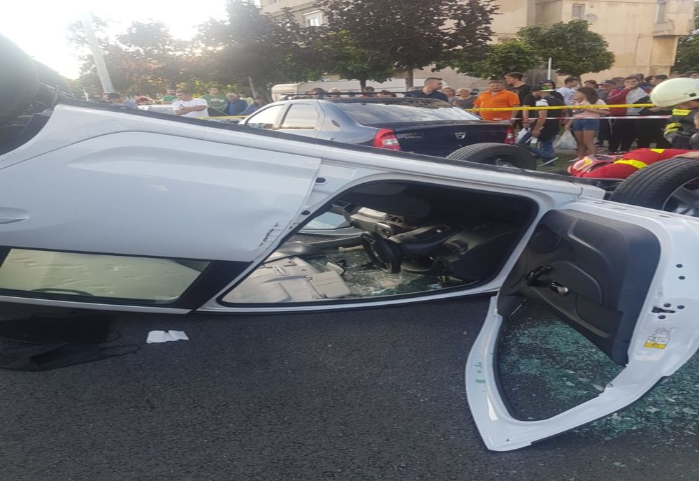 ACCIDENT spectaculos: o mașină a ajuns CU ROȚILE ÎN SUS, pe un bulevard din Turnu Severin 