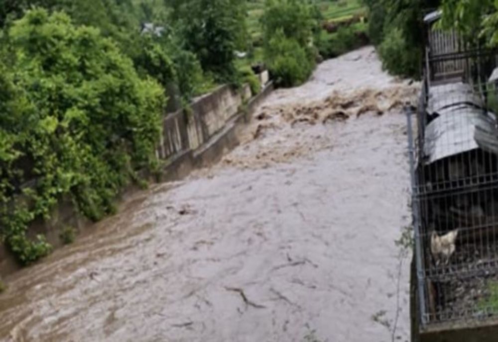 Zid de sprijin prăbușit pe DN 57 B, circulația este deviată