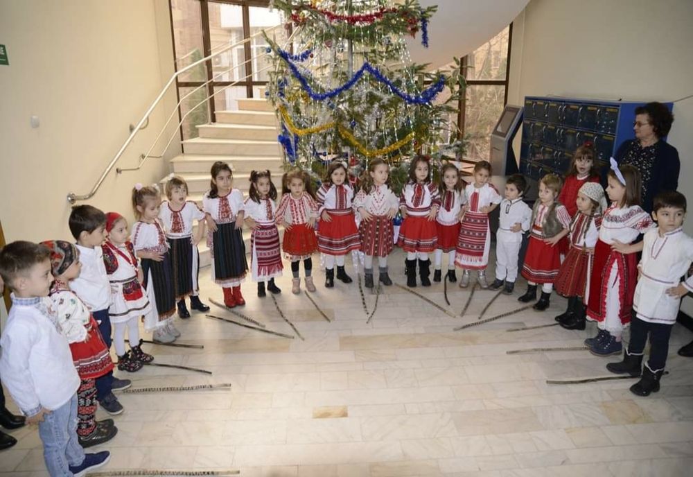 Colindăm, colindăm Primăria...online