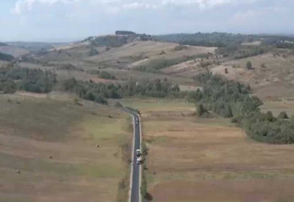 Se lucrează pe drumul care leagă localitățile Gruia și Rogova