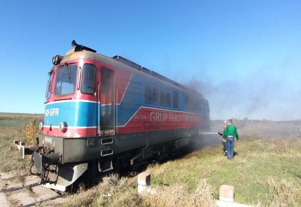 Locomotiva unui tren a fost cuprinsă de flăcări, pe raza localității Domașnea