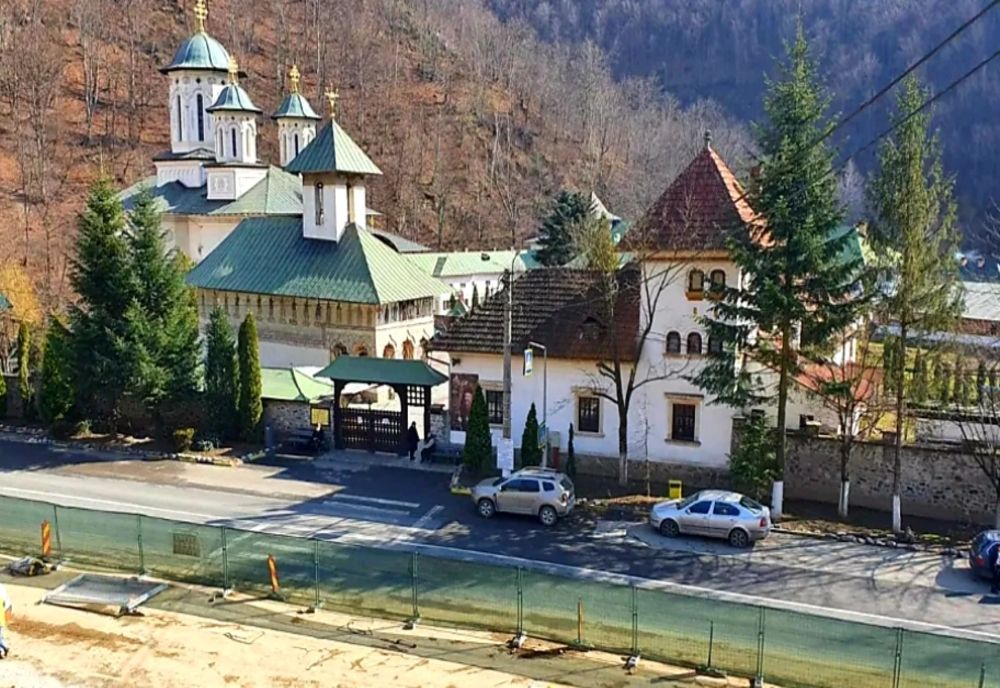 Explozii controlate în Defileul Jiului, lângă Mănăstirea Lainici