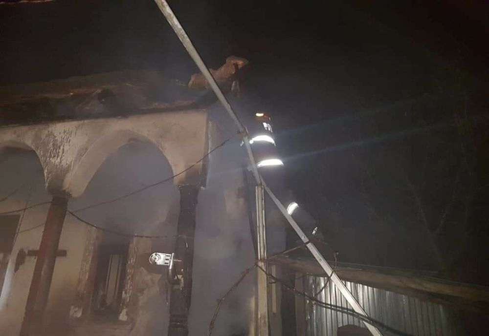 Casă în flăcări duminică noaptea în Mehedinți