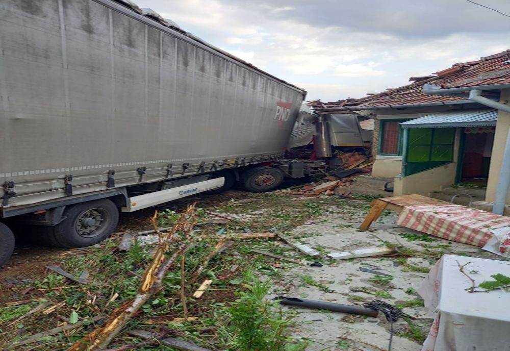 Accident în judeţul Mehedinţi. Un TIR a intrat într-o casă