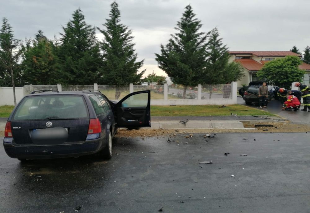 Accident în Mehedinţi. Şase persoane, printre care doi copii, rănite (FOTO)