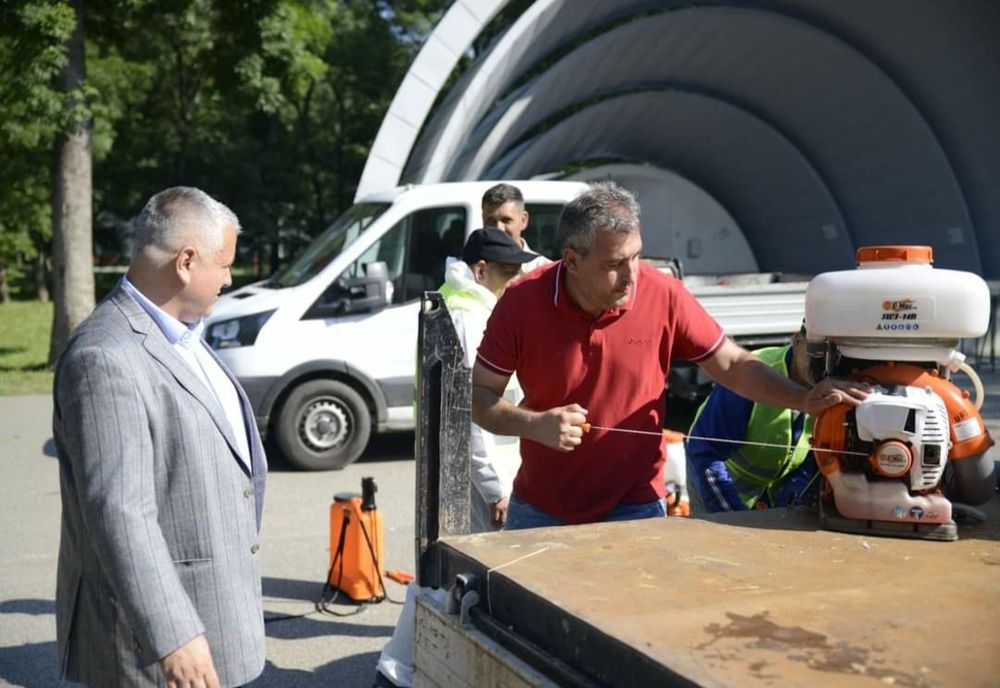 Primăria Drobeta Turnu Severin a început dezinsecția spațiilor verzi