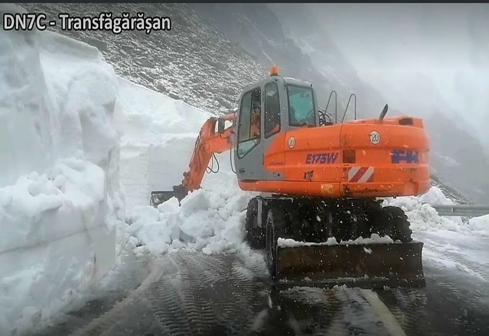Zăpadă în luna iunie. Drumarii desăpezesc Transfăgărășanul