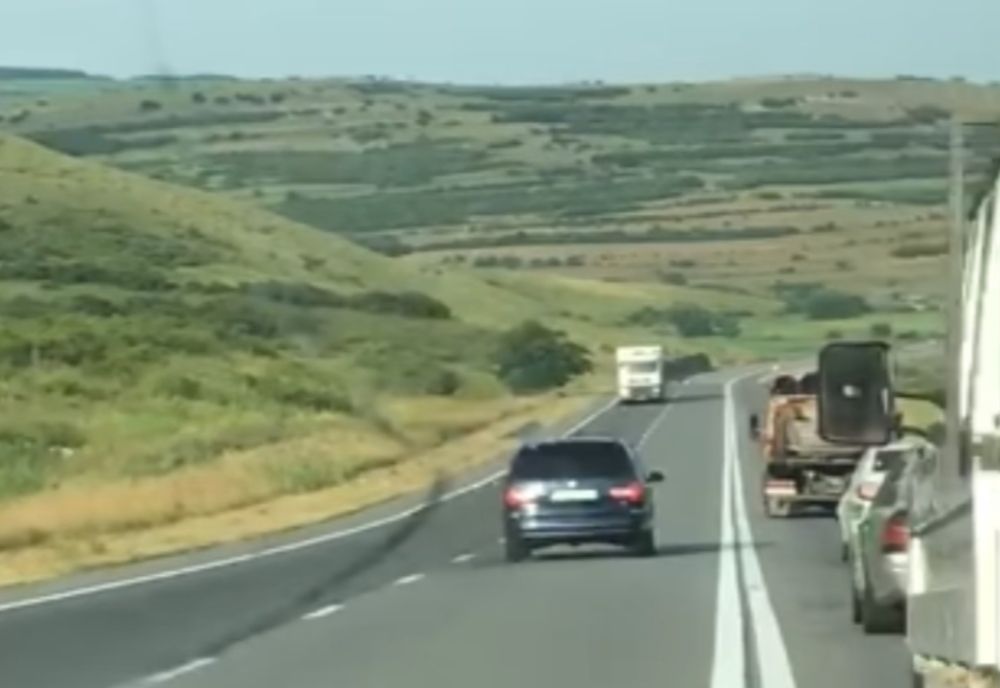 Mașină din Mehedinți surprinsă pe contrasens