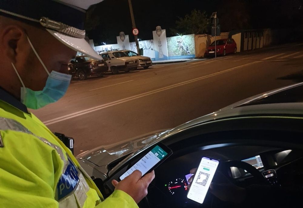 Surprins la volanul unui autoturism cu numere false, fără permis și sub influența substanțelor interzise