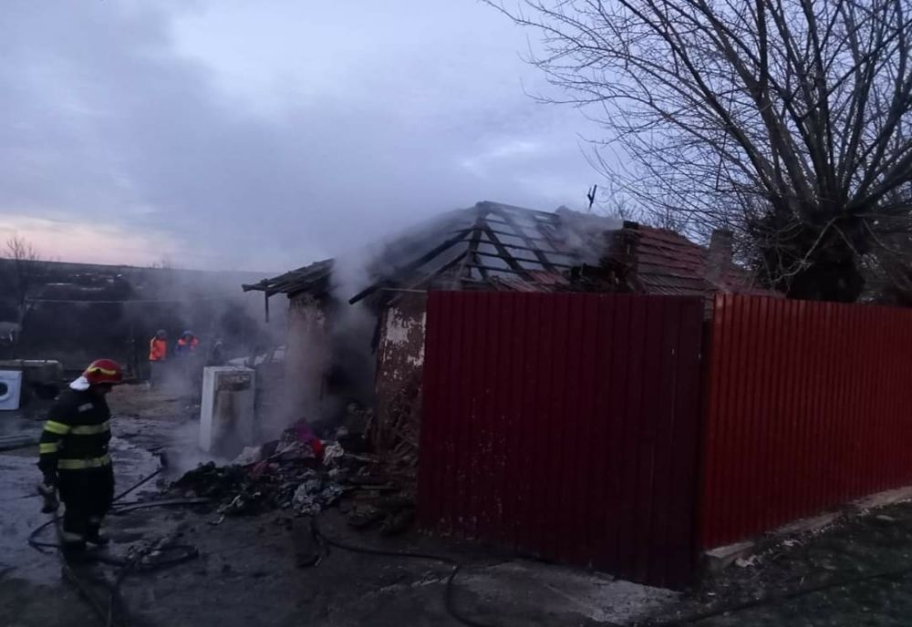 Incendiu la o casă de locuit 