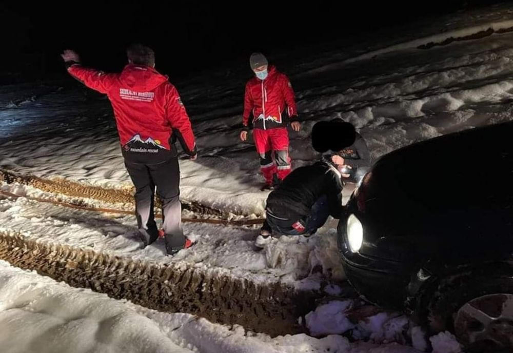 Dacă întâlniți marcaje de restricționare și avertizare, respectați-le, nu continuați drumul! Autoturism blocat în zăpadă