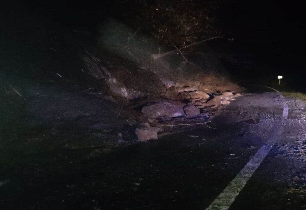 Stâncă prăbușită pe carosabil