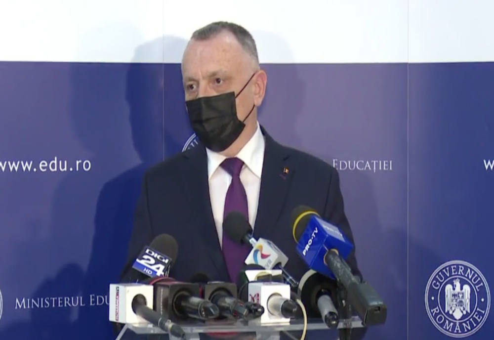 Școlile și grădinițele cu sub 60% dintre angajați vaccinați, din localitățile cu incidență de peste 3 la mie intră în online