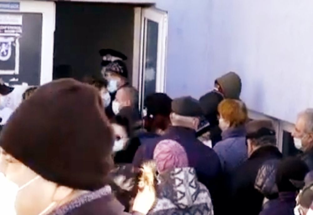 Sute de persoane la rând pentru bonurile de vaccinare