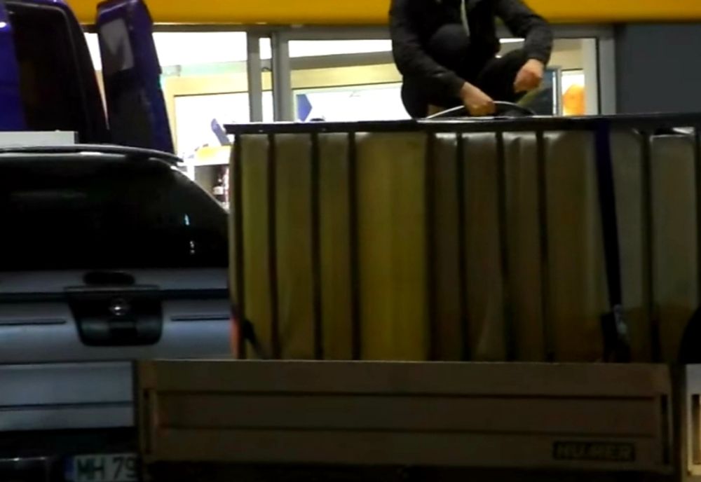 Un bărbat a fost filmat alimentând cu benzină în trei recipiente uriașe