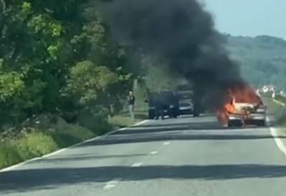 Mașina unui primar a luat foc pe stradă