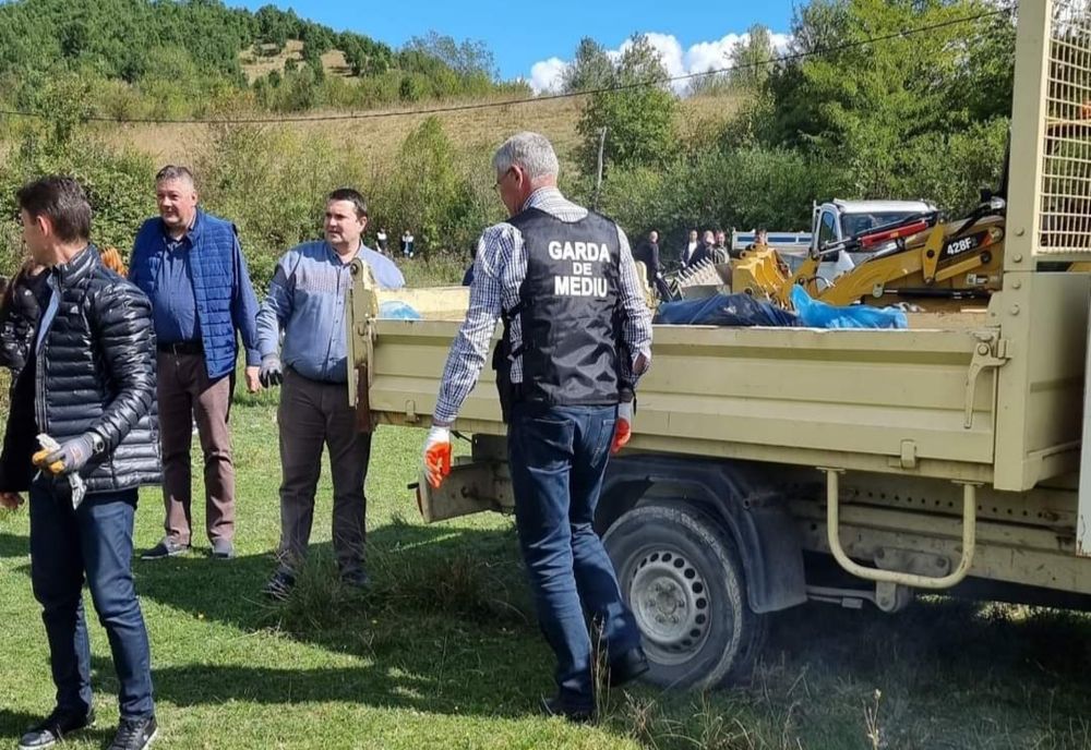 Acțiune de ecologizare a albiei râului Eșelnița în cadrul programului “Curățăm România”