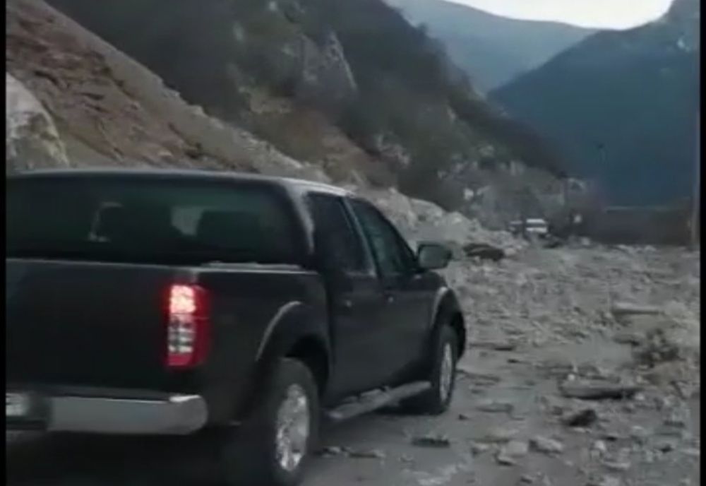 Șofer surprins de căderi de pietre de pe versanți. Circulă pe un drum închis