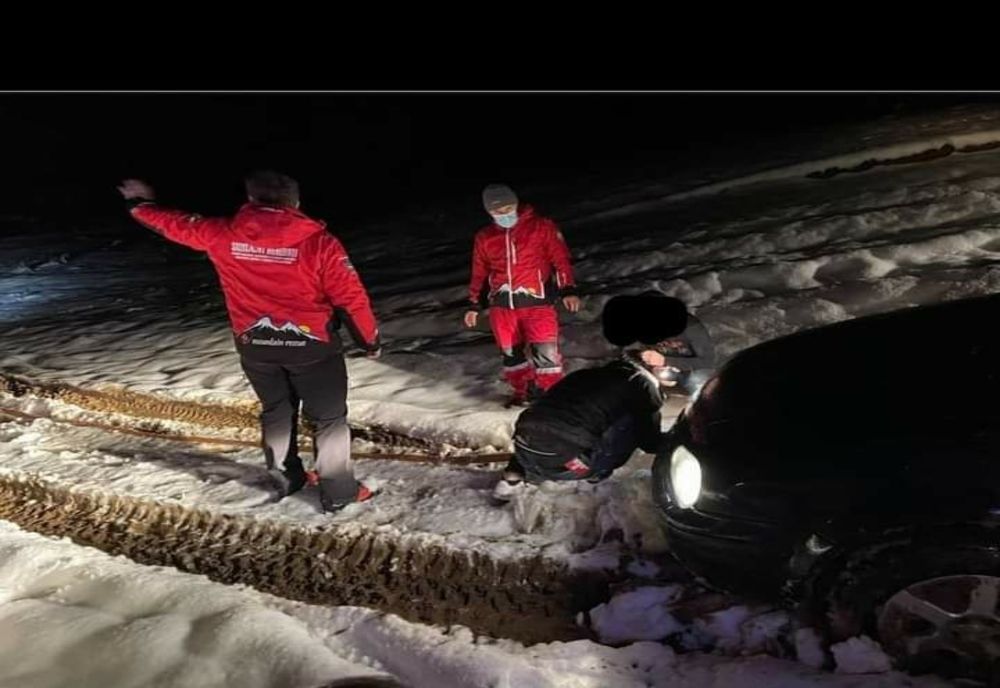 O familie a rămas cu autoturismul înzăpezit pe un drum izolat