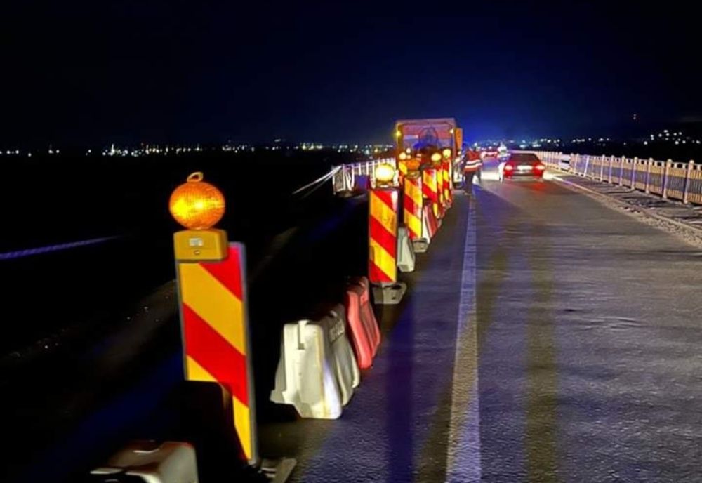 Podul vechi de 120 de ani aflat pe DN Târgu Jiu-Pitești s-a prăbușit parțial. Pericol pentru locuitori. Podul trebuia să fie reabilitat acum 12 ani