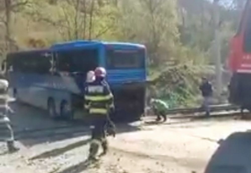 Un autocar, cu elevi din Severin, a rămas blocat pe calea ferată