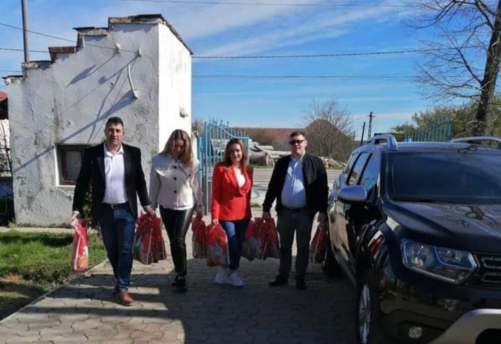 Bătrânii din Centrele sociale din Mehedinți au fost vizitați de reprezentanții Consiliului Județean 