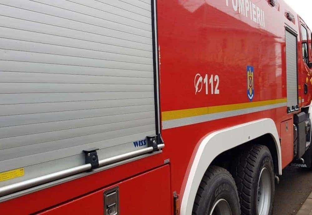 Incendiu la un service auto. Flăcările s-au extins și la o unitate fast-food, care a ars complet