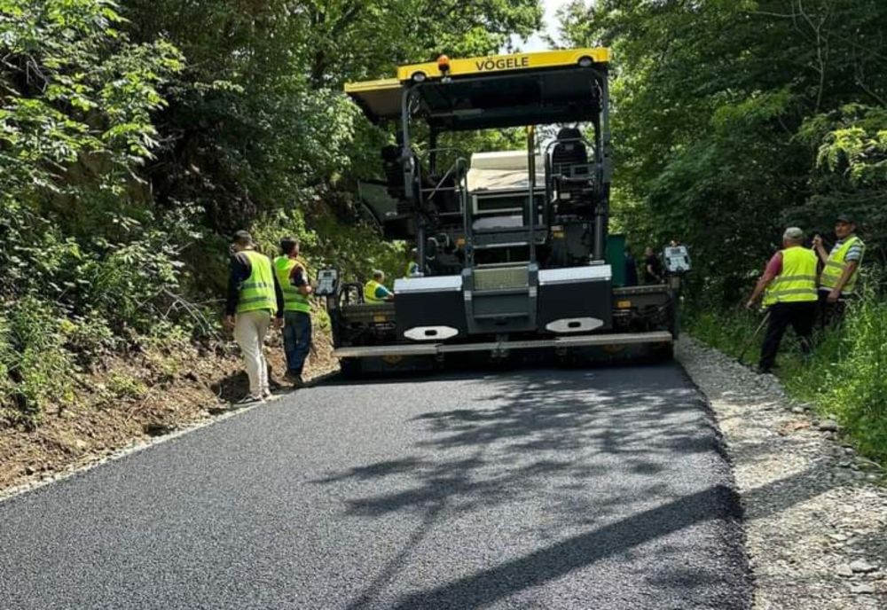 Asfalt pe DJ 607C, în localitatea Podeni, din Mehedinți