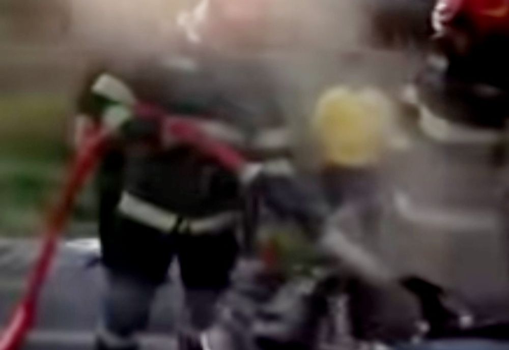 Două autoturisme în flăcări, la scurt timp unul după celălalt