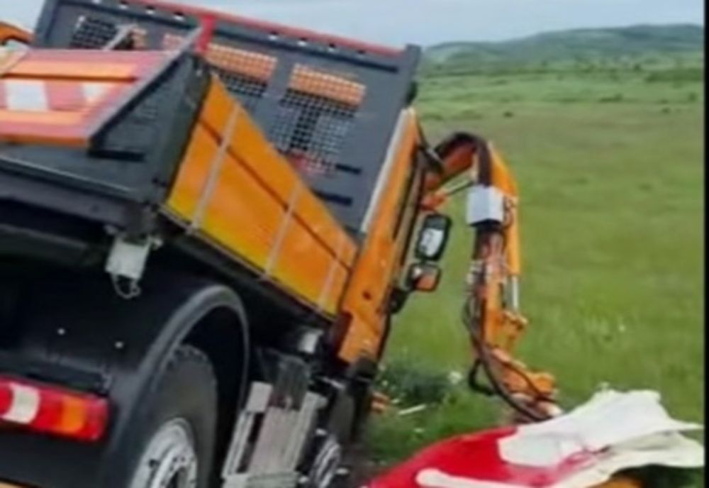 Un utilaj al Companiei Drumuri Naționale a fost lovit de un camion