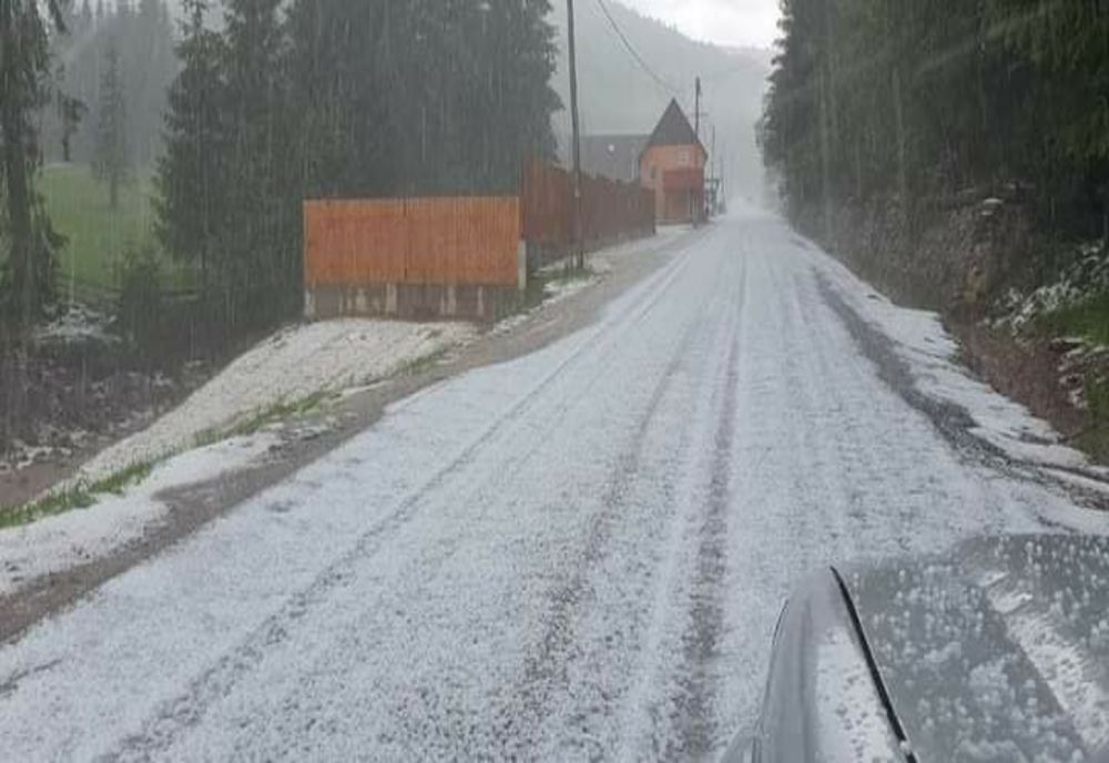 Ploaie torenţială, pericol de acvaplanare. Străzi acoperite de grindină