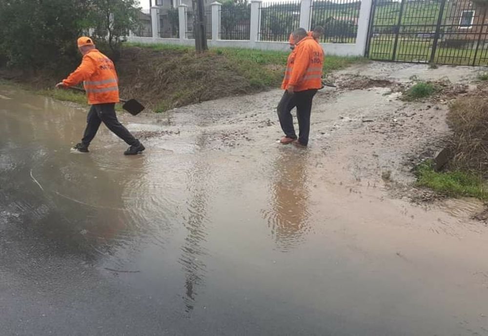 Furtună în Mehedinți. Inundații, crengi pe carosabil, indicatoare afectate de vânt