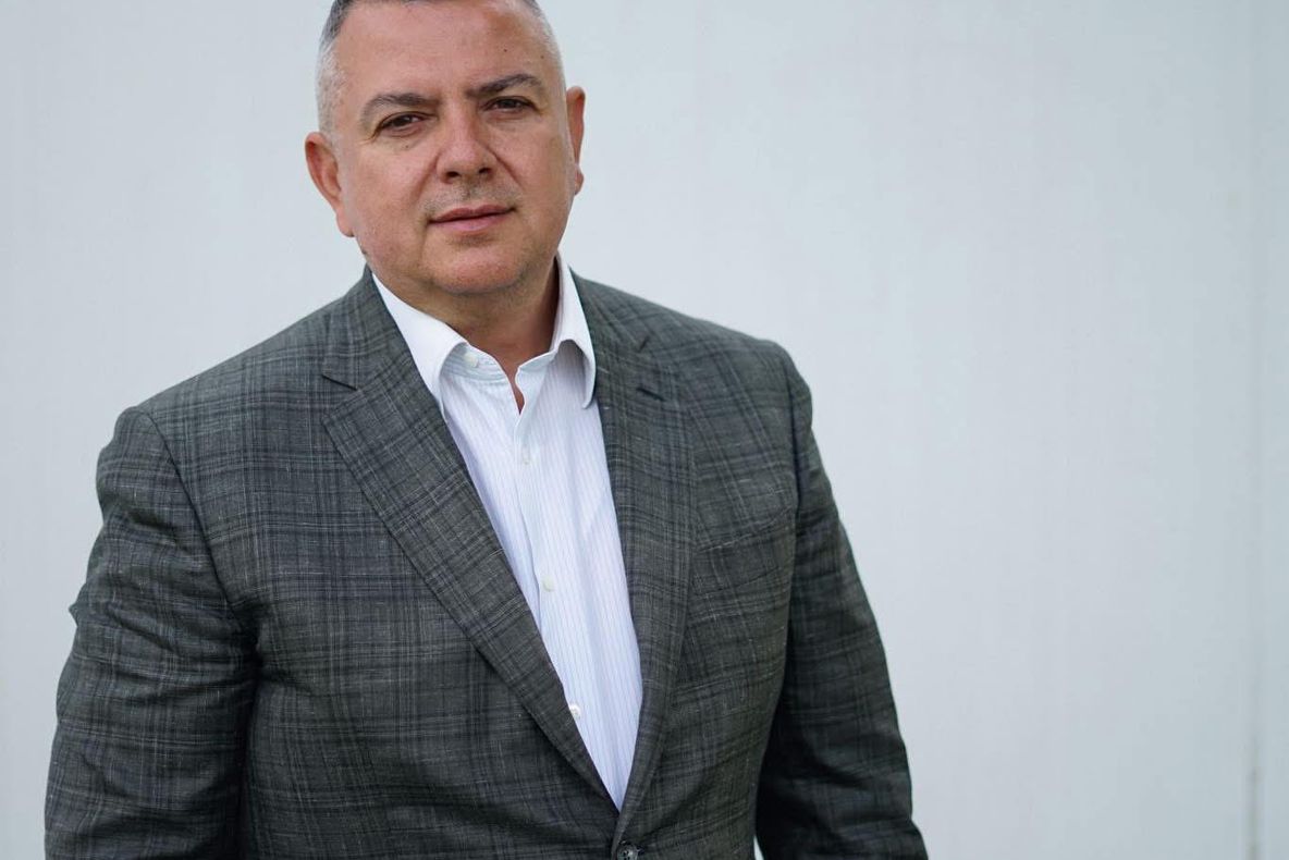 EDUARD KOLER, DEPUTAT AUR MEHEDINȚI: „DOBÂNZILE NE STRÂNG DE GÂT, ÎN TIMP CE BĂNCILE ÎȘI FRECĂ MÂINILE!”