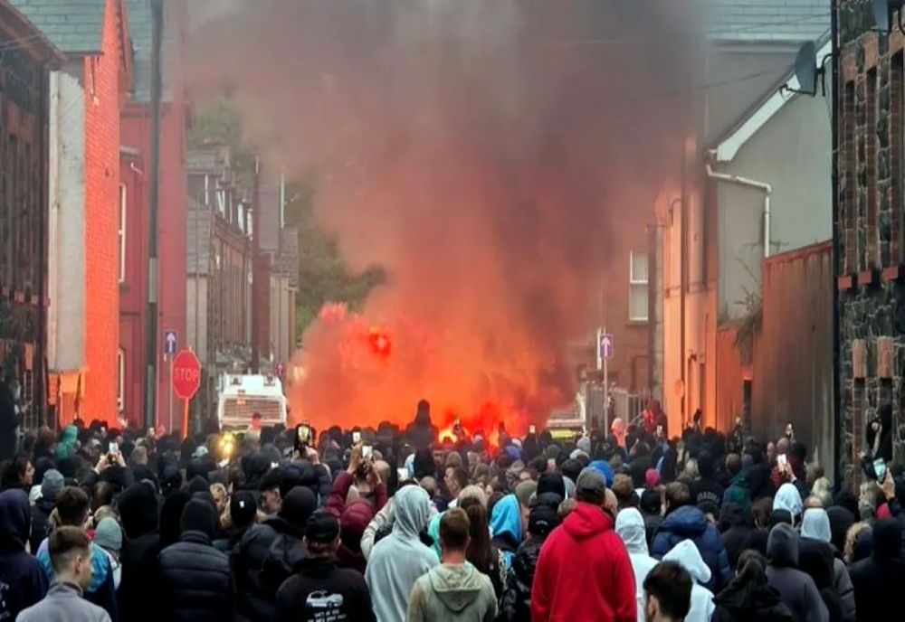 MAE, DESPRE VIOLENȚELE DIN IRLANDA DE NORD: ROMÂNII, VIZAȚI DIRECT ÎN BALLYMENA. SE CERE CALM ȘI COOPERARE CU AUTORITĂȚILE LOCALE