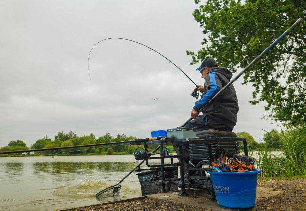 Șoc total la pescuit! Un bărbat din Mehedinți a crezut că a prins peștele cel mare, dar a scos din apă două grenade. Poliția a izolat urgent zona