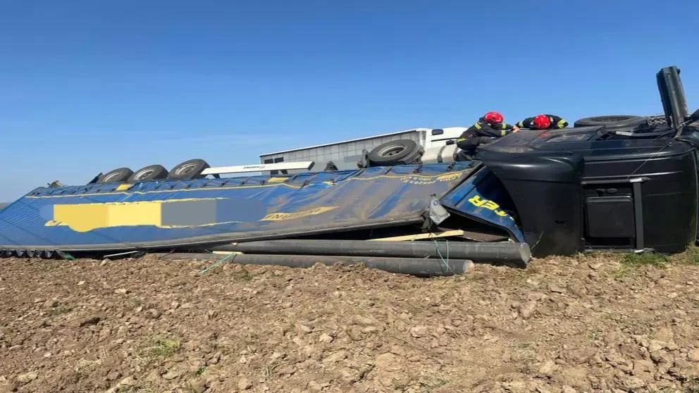 Autotren încărcat cu tuburi metalice, răsturnat în afara carosabilului în județul Mehedinți