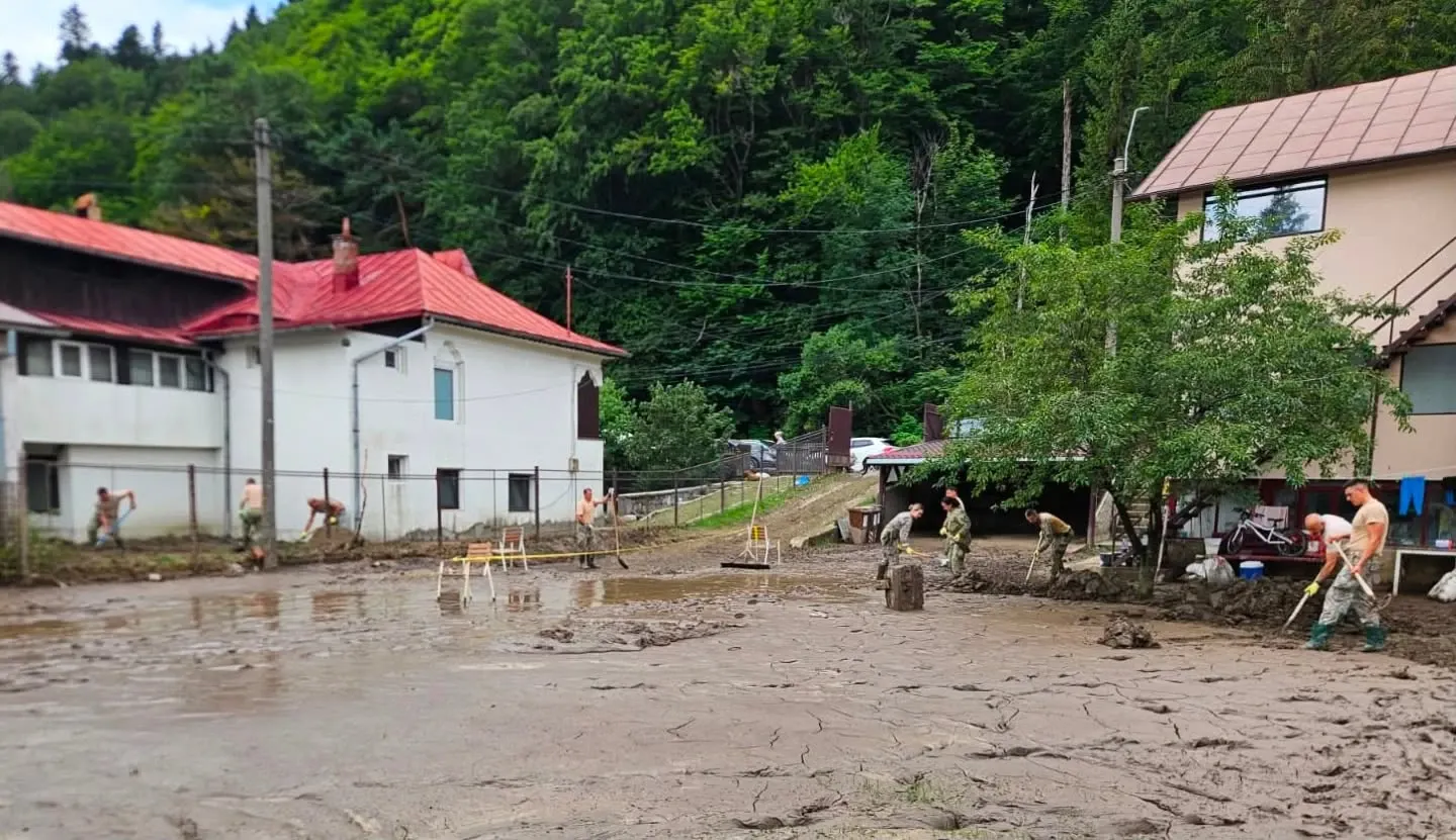 Vânătorii de munte intervin în sprijinul cetățenilor din Bușteni afectați de fenomenele meteorologice extreme
