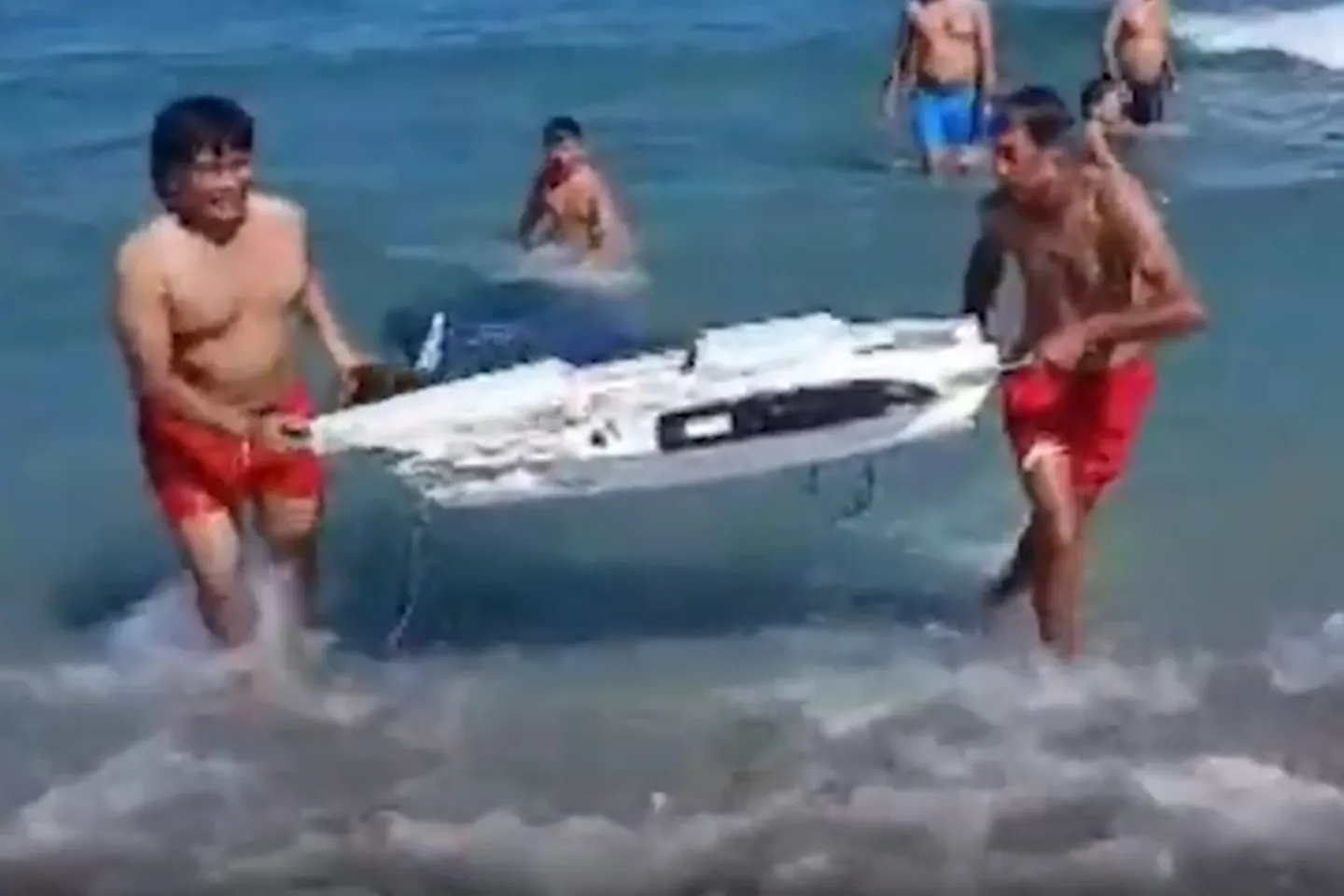 Imagini șocante surpinse pe litoralul românesc. Cei care au scos drona din mare sunt turiști-VIDEO