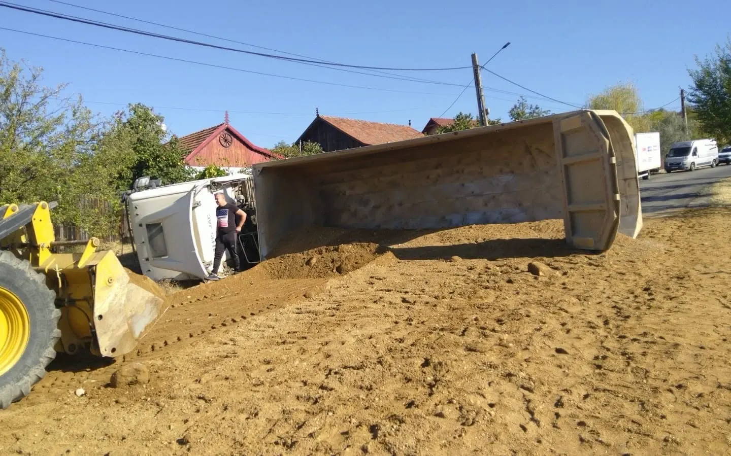 Trafic blocat pe DN 67, în județul Mehedinți, după ce un camion încărcat cu pietriș s-a răsturnat: șoferul, rănit