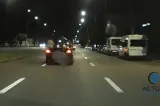 Momentul în care un şofer teribilist ia mâinile de pe volan şi se ridică in picioare, din decapotabilă
