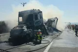 Accident grav în Caraș-Severin. Două vehicule au luat foc, un șofer ar putea fi mort