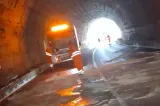 Accident pe DN6, în Mehedinți: Un TIR a lovit zidul unui tunel. Traficul se desfășoară cu restricții